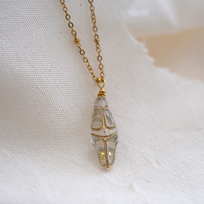 Alma Venus Charm Necklace (Iridescent Gray With Gold)