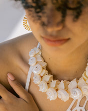 Load image into Gallery viewer, Momoke Moon Shell Necklace